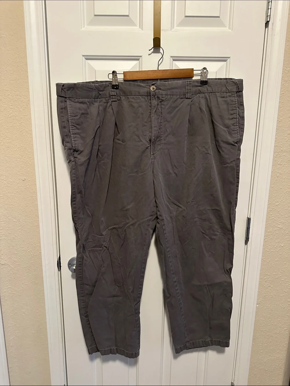 Men's Classic Pleated Chinos in Gray